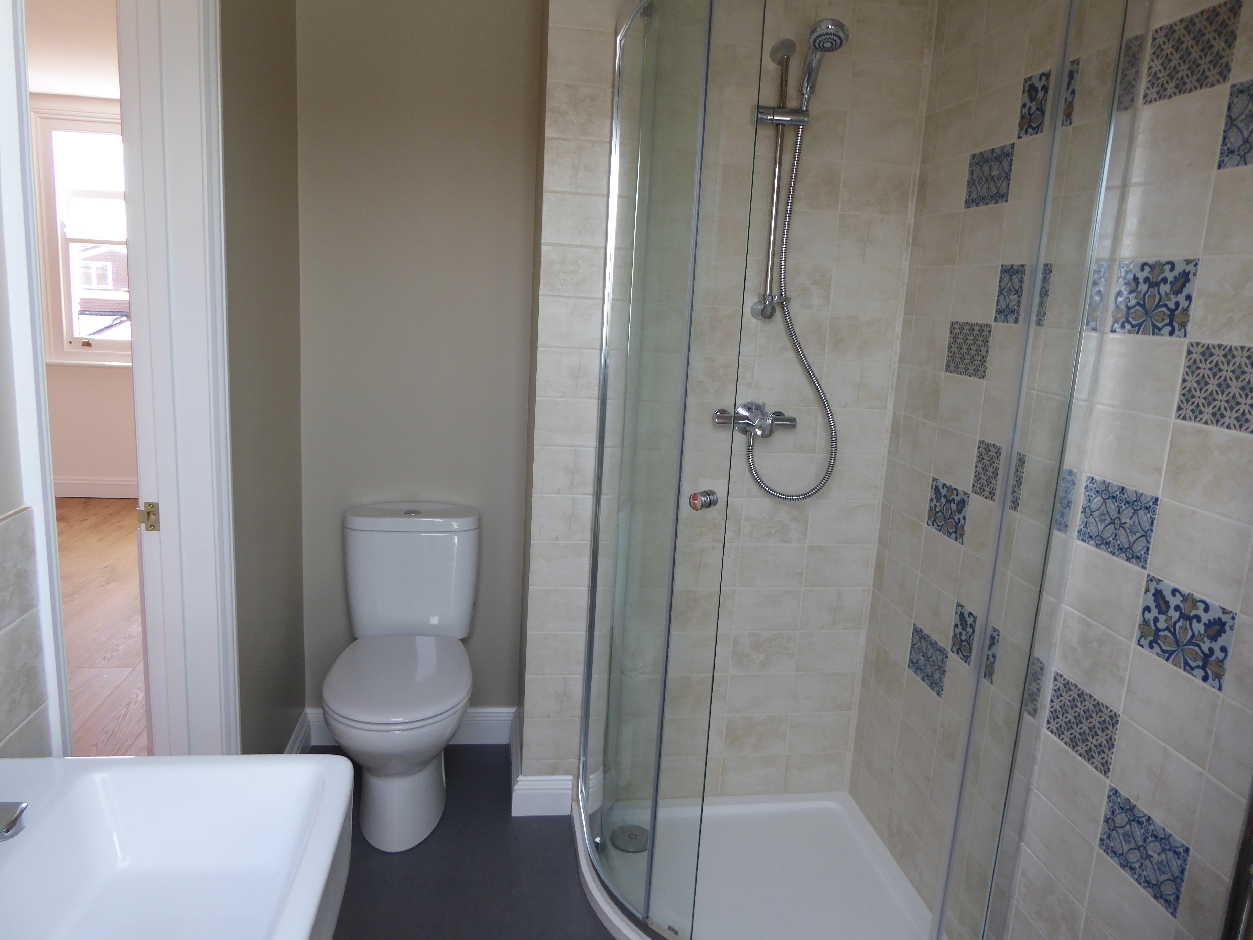 En-suite fully tiled